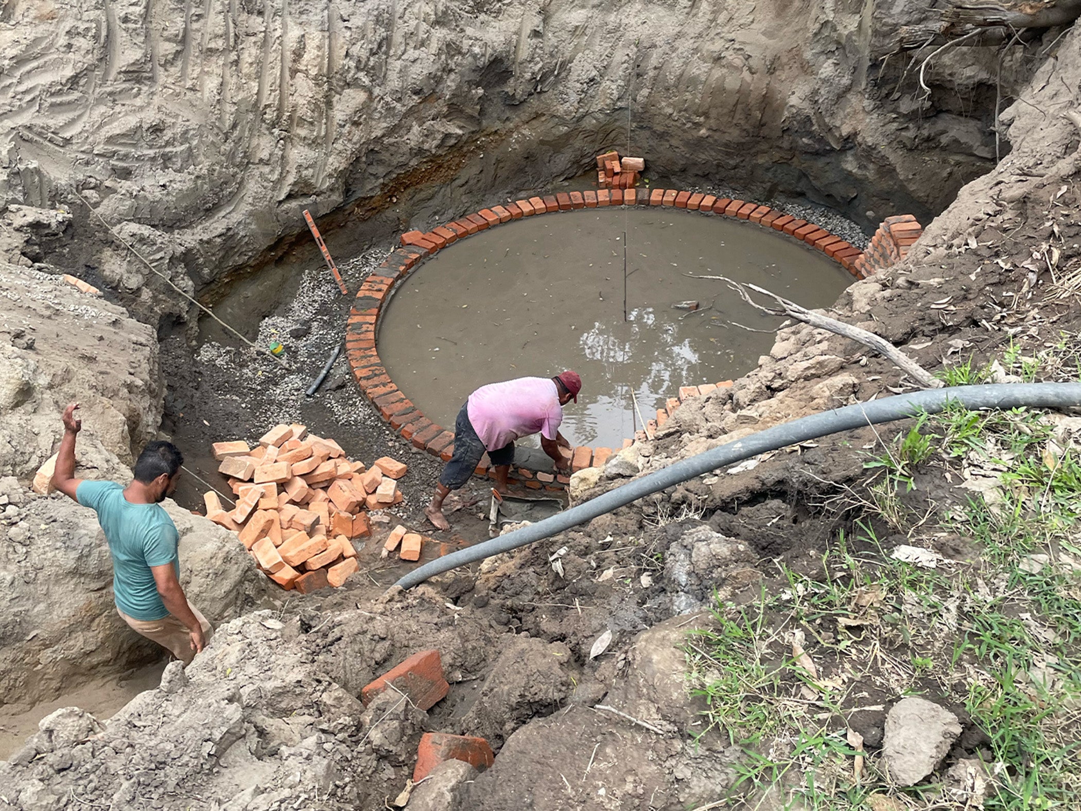 2 people building the Chacala well